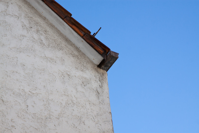 Öffnungen im Bereich des Ortgangs können Vögeln und Fledermäusen Zugang zum Gebäude ermöglichen. Im dargestellten Fall brüteten hier Haussperlinge.